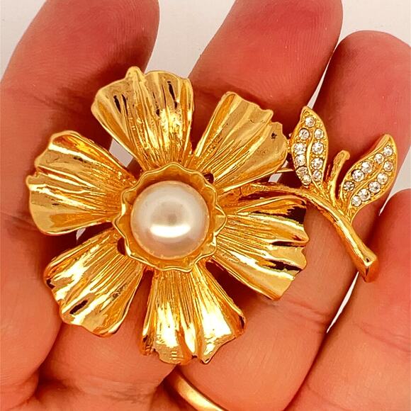 KJL Kenneth Jay Lane Faux Pearl Rhinestone Flower Brooch - Picture 4 of 10